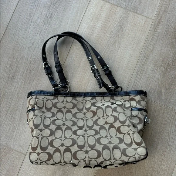 Coach Classic C pattern tote - Picture 2 of 4